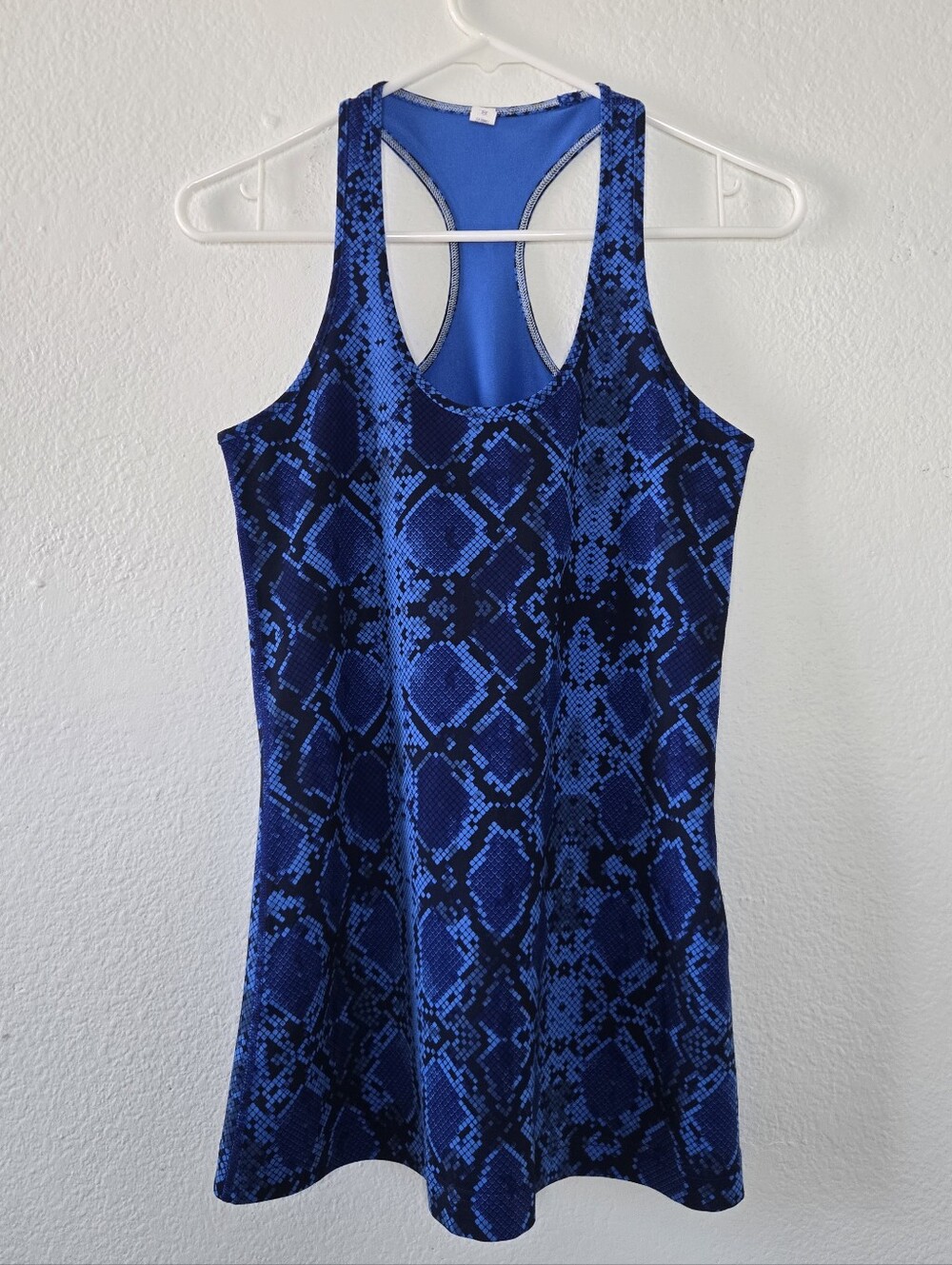 Lululemon Athletica Blue Snake Skin Fitted Racerback Tank Top Athleisure sz 6
